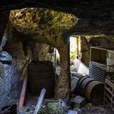 Questo per� pare una vera e propria discarica, tra antiche botti, un frigorifero, ferraglia e boccioni di vetro. L�ambiente, sorretto da una colonna centrale scavata nella pietra, rappresentava una vecchia abitazione rurale...